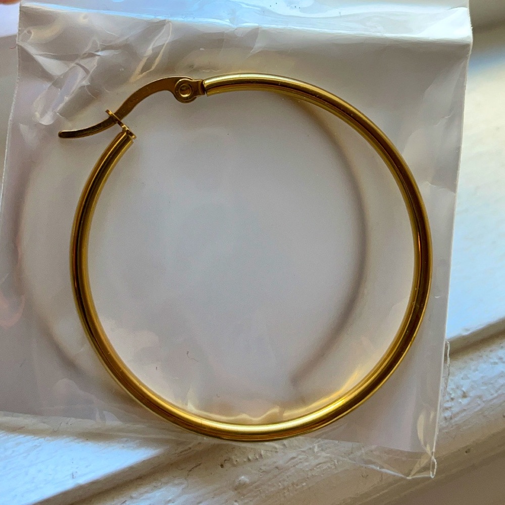 Small golden earring hoops